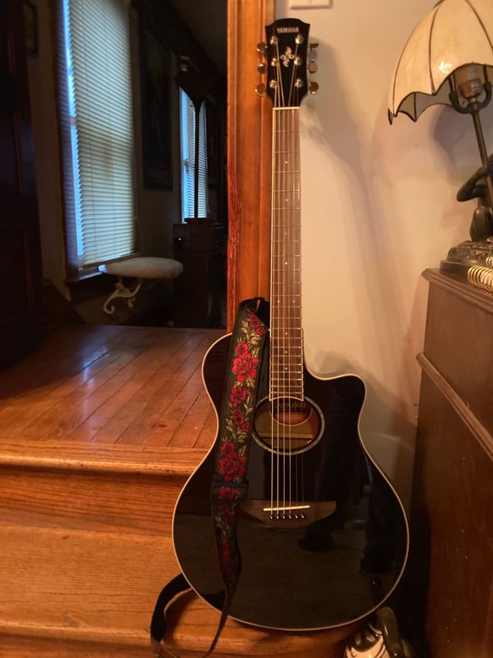 Yamaha APX600 VW Thin Body Acoustic-Electric Guitar, Vintage White