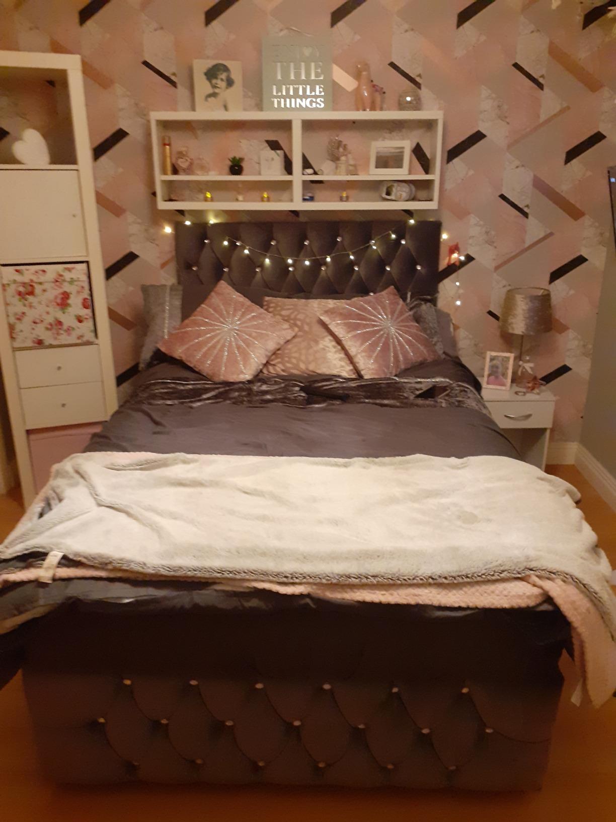 【Furniture】Pebble Plush Velvet Chesterfield 2 Drawer Divan Bed Set, Mattress & Headboard